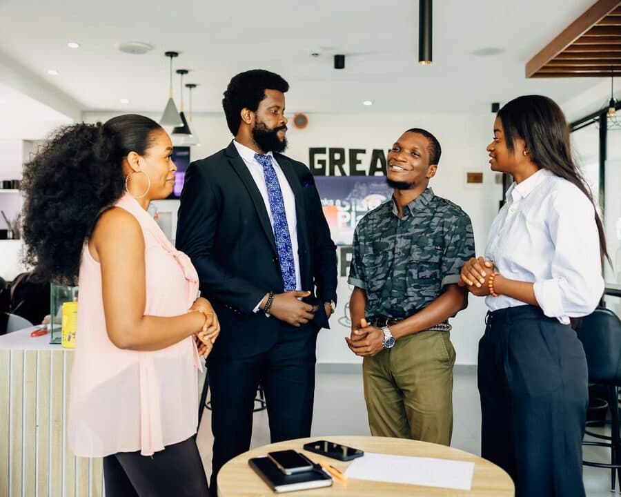 Équipe d'entreprise en échange autour d'une table de réunion