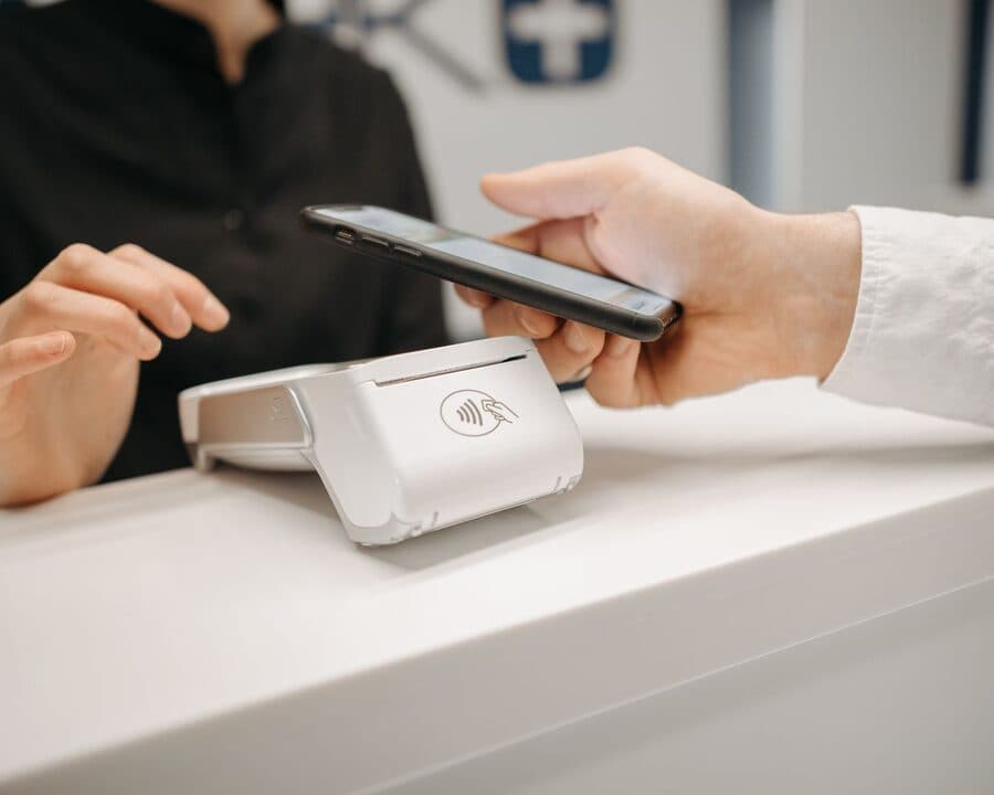 Paiement sans contact effectué depuis un smartphone sur un terminal de caisse