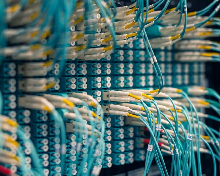 Baie de brassage à fibre optique dans un centre de données